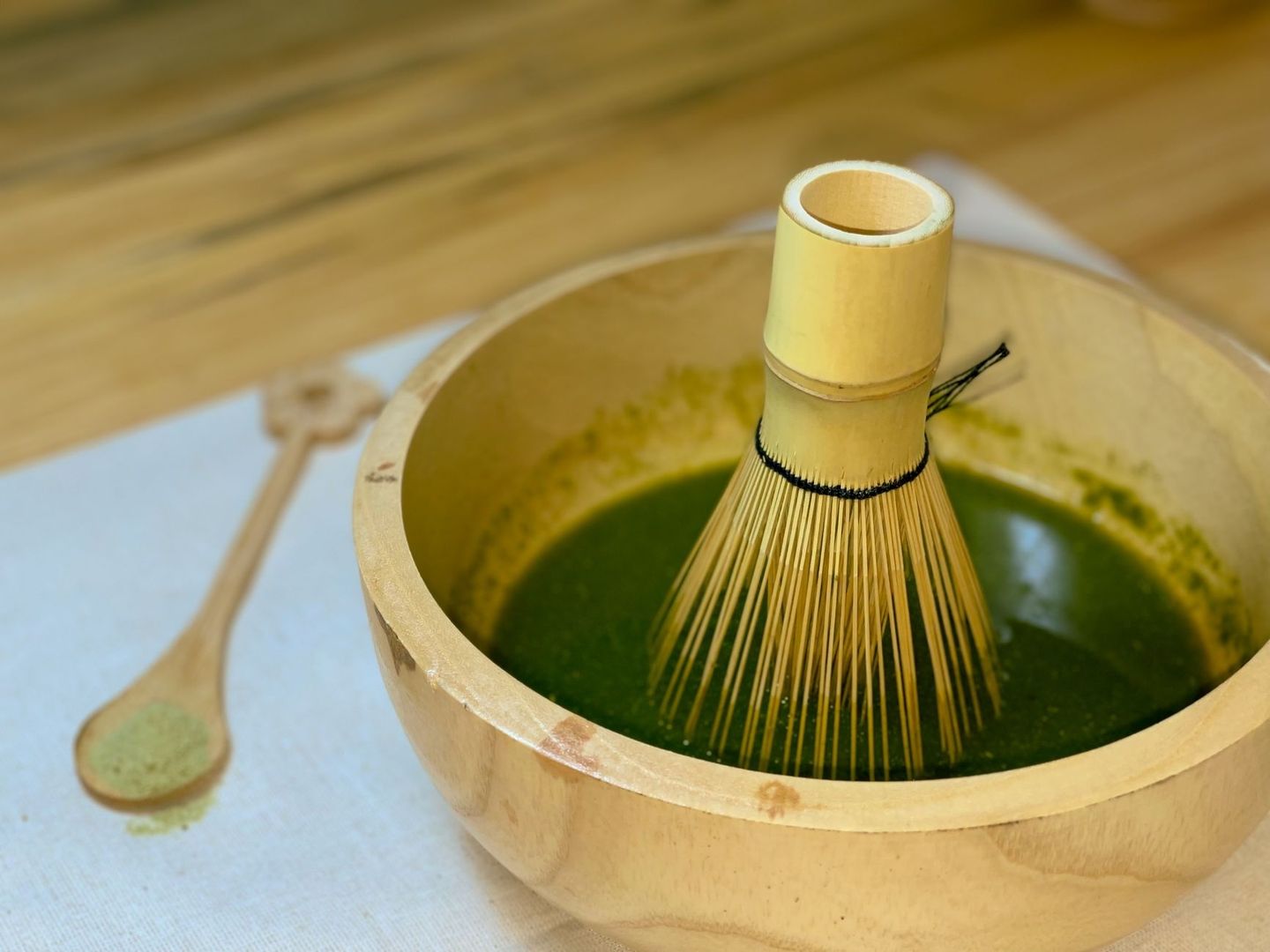 Bambusbesen und Schale bei der traditionellen Matcha-Zubereitung
